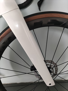 Nouveau cadre de vélo de route en fibre de carbone 2024, 22 vitesses, roues 700C, freins à disque hydrauliques, rayons en acier inoxydable, couleur personnalisable - Product Image 5