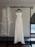 MQD06561 Gaun Pengantin Satin Elegan Model Mermaid dengan Tali Spaghetti, Hiasan Bunga Mawar 3D di Pinggang, Lipit, dan Desain Fitted