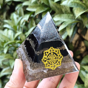 Ornement pyramidal en cristal Kogiya, obsidienne à pointe argentée, cristal blanc, gravure interne, décoration d'intérieur - Product Image 3
