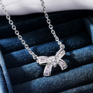 Elegante Collana con Ciondolo a Fiocco per Donne, Gioiello Scintillante con Charm Incastonato, Accessorio di Moda Semplice per Uso Quotidiano e Regalo - Product Image 2