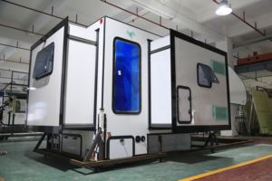 Caravane fonctionnelle ECOCAMPOR avec intérieur entièrement équipé et personnalisation pour les aventures de camping en plein air - Product Image 2