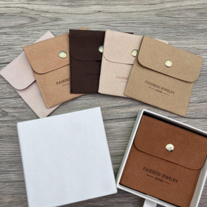 JUNE - Bolsa de Almacenamiento de Joyas de Microfibra de Lujo con Logotipo Grabado en Relieve - Product Image 6