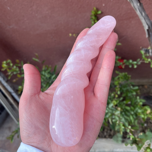 Varita Masajeadora Yoni de Cuarzo Rosa Curvada con Diseño Trenzado 18cm 200g Juguete Sexual para Ejercicios de Kegel para Mujeres - Product Image 4