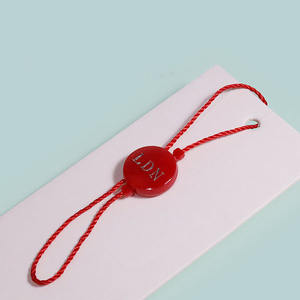 Etiqueta Colgante de Plástico con Logotipo Impreso en Relieve con <span class=keywords><strong>L</strong></span>ámina Dorada, Precio de Fábrica, Marca Personalizada, para Prendas de Vestir - Product Image 2