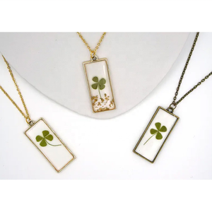 ขายส่งกรอบทองเหลืองโ<span class=keywords><strong>บ</strong></span>ราณทรงสี่เหลี่ยมเรซิ่นและโคลเวอร์สี่ใบสร้อยคอดอกไม้สําหรับเธอ - Product Image 4
