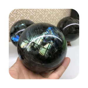 كرة بلورية للبيع بالجملة كرة كريستالية لامعة لامعة لامعة من حجر اللابرادوريت كرة كريستالية هدية كروية لتزيين الحيوانات الأليفة