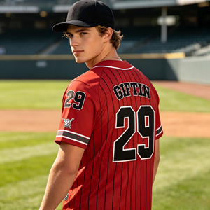 Camiseta de béisbol retro americana con rayas para hombre, manga raglán de color contrastante, logotipo y número personalizados, estilo moderno hip hop urbano - Product Image 6