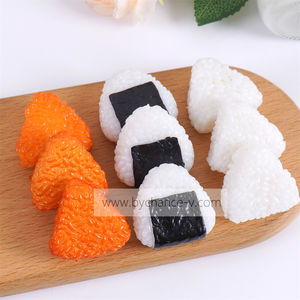 Realistische Nachbildung eines Onigiri-Reisbällchens für Restaurant-Marketing, Social-Media-Anzeigen, Speisekarten-Design und Einzelhandelspräsentation - Product Image 4