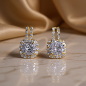 Orecchini Classici Placcati Oro con Diamanti Bianchi Naturali, Taglio Cushion, Pietra Centrale Colore G, Gioielli da Sposa per Donna - Product Image 2