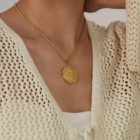 H&C Vintage Collier ras-du-cou tendance en acier inoxydable plaqué or PVD 18K avec pendentif pièce de monnaie en relief soleil et chaîne torsadée