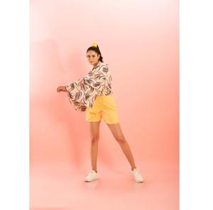Conjunto de Dos Piezas para Mujer: Camisa Estampada y Falda-Pantalón Amarillo Mantequilla, Diseño Vibrante, Estilo Moderno y Cómodo - Product Image 1