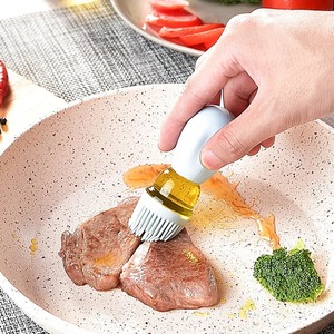 Botella de aceite portátil para cocina con cepillo de silicona, control de cantidad y pulverizador para barbacoa, dispensador de aceite para cocinar y hornear. - Product Image 5