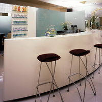 Comptoir de bar en forme de L en surface solide moderne blanche personnalisée pour bar à domicile et restaurant