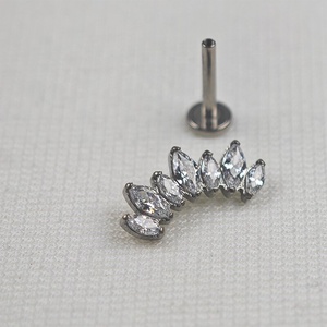 <span class=keywords><strong>Orecchini</strong></span> e Anelli <span class=keywords><strong>per</strong></span> Piercing in Titanio G23 con Filettatura Interna e 7 Zirconi, Gioielli Personalizzati <span class=keywords><strong>per</strong></span> Matrimoni - Product Image 3