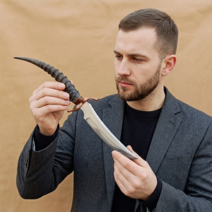 มีดล่าสัตว์ Deer Impala Horn ทำจากเหล็กกล้าคาร์บอนสูง ปลายใบมีดแบบ Clip Point ใบมีดตรง พร้อมปลอกหนัง ใบมีดแบบ Fixed Blade สำหรับกิจกรรมกลางแจ้ง ตั้งแคมป์ และตกแต่ง - Product Image 2