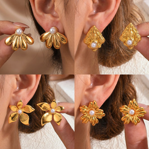 Pendientes de Perlas con Flores en Acero Inoxidable Chapado en Oro de 18K, Multiforma, Florales, Irregulares, Texturizados, Vintage, Elegantes para Mujer - Product Image 3