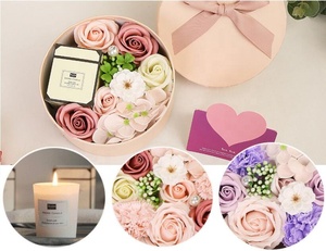 Novità 2023: Confezione Regalo con Candela Aromaterapica Rotonda e Fiori di Sapone per Compleanno, Fidanzata, <span class=keywords><strong>Madre</strong></span>, San Valentino - Product Image 6