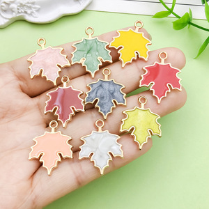 Abalorio de aleación con hoja de arce simulada multicolor para pendientes, pulseras, collares y accesorios DIY - Product Image 2