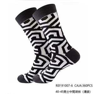 Calcetines de Media Pantorrilla para Hombre, Tallas 40-45, Negros y Blancos con Patrón Geométrico, Calcetines de Moda - Product Image 3