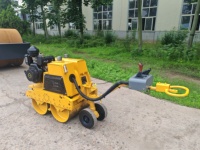 Mini-rouleau compresseur haute flexibilité 800 kg 6 kW pour compactage léger, idéal pour les allées de jardin et les petits projets de réparation