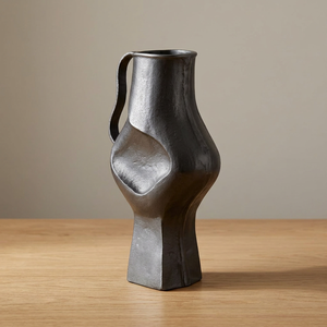 Jarrón de Mesa Negro Moderno con Acento Botánico, Diseño Industrial, Forma Escultural, Forma Geométrica Decorativa - Product Image 1