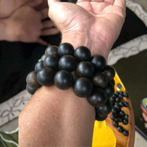 Bracelet à breloques en perles de bois d'agar 16mm 18mm Encens en bois naturel et diffuseur d'aromathérapie avec parfum apaisant Bracelet Oud noir - Product Image 1