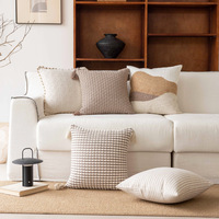 Housse de coussin carrée 45x45 anti-plis à rayures géométriques, avec pompons tissés, style moderne et minimaliste, pour canapé de salon et maison d'hôtes