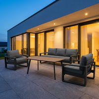 Ensemble de canapés d'extérieur de luxe moderne avec table basse à lattes en PS et coussins gris imperméables pour espace de conversation de villa ou de jardin