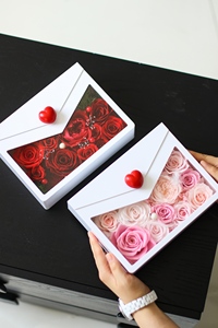 La Scatola a Forma di Busta Contiene un Nuovo e Affascinante Set Regalo a Tema San Valentino Pieno di Dolci Parole e Rose. - Product Image 2