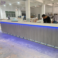 Comptoir de bar de restaurant de restauration rapide au design moderne personnalisé pour la maison, les bars, les clubs et les hôtels, en pierre et bois massif, en forme de L