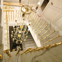 Rampe d'escalier moderne en aluminium de luxe léger, colonnes en cuivre, incrustations dorées et cristal, hauteur réglable, en aluminium moulé pour intérieur