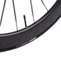 Vélo de route en carbone de course CYCTRAC R18 |   Système de changement de vitesse électronique sans fil WheelTop |   Roues en carbone, rayons en carbone |   Aérodynamique Léger