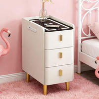 Table de chevet intelligente moderne en bois massif avec chargement USB sans fil, rangement à trois tiroirs et haut-parleur intelligent pour chambre à coucher et mobilier de maison