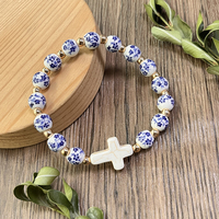 Nouveau style de bijoux ethniques chinois pour femmes, perles en céramique bleues et blanches de 8 mm, bracelet élastique en turquoise avec croix