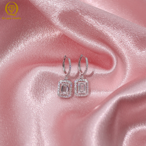 Diamante de Laboratorio Clásico con Corte Esmeralda, Platino, Oro Blanco, Color D, Claridad VVS, con Certificado IGI, Personalizado para Regalo de Boda - Product Image 1