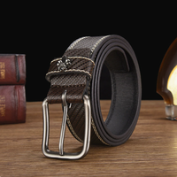 Ceinture en alliage pour homme, sangle élégante en fibre de carbone tressée, boucle en métal brossé, surpiqûres contrastées délicates, petit emblème décoratif