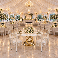 Table de mariage ronde en acier inoxydable doré avec base en anneaux entrelacés et plateau blanc pour événements hôteliers
