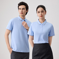 Polo personnalisé pour portier d'hôtel avec détail épaulettes et bordure dorée OEM
