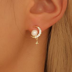 Vente en gros de boucles d'oreilles tendance haut de gamme pour femmes Zircon perle d'eau douce forme de lune Simple élégant coréen japonais mode cuivre - Product Image 1