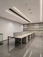 Poste de travail modulaire commercial pour 2 personnes avec rangement latéral fixe pour projets d'aménagement de bureaux ouverts