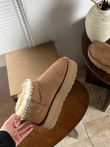 Une marque de luxe propose des bottes de neige chaudes pour l'hiver, avec des caractéristiques antidérapantes et confortables pour la marche. - Product Image 2