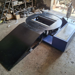 Machine d'emballage semi-automatique pneumatique compacte LEW pour bobines/rouleaux avec PLC et courroie de transmission 220V - Product Image 1