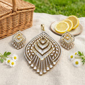 Magnifique ensemble collier et boucles d'oreilles tendance en laiton plaqué or avec pendentif chaîne à maillons et pierres de zircon pour femme, idéal pour les occasions de mariage - Product Image 1