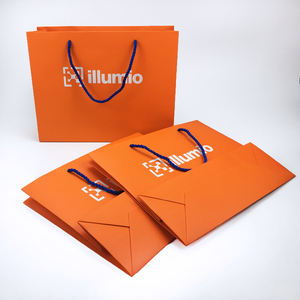 Bolsa de regalo de papel de Arte Negro de gama alta con logotipo de lámina caliente dorada Lazo de cinta con mango troquelado para velas - Product Image 2