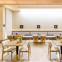 JEILI Factory Solutions : Ensemble table et chaises de restaurant au design moderne pour hôtels, avec banquette murale et plateau carré en bois