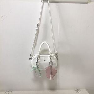 Sac seau OEM blanc en PU pour femme avec fermeture éclair, poignée supérieure, sac à bandoulière, breloque cœur rose, porte-clés à pompon, pendentif nœud menthe - Product Image 5