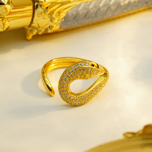 Anillo Serpiente de Oro de 18K Opulento con Diseño Serpentino Fluido y Micro Pavé Engastado a Mano para Joyería de Lujo Diaria - Product Image 6