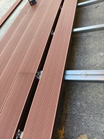 Échantillon Gratuit - Nouveau Revêtement de Terrasse Extérieur en Composite Coextrudé, Couleur Teck, Antidérapant, Étanche et Résistant aux UV, 140*23mm