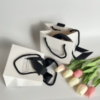 Sacs Cadeaux en Papier Imprimés Personnalisés, Sacs d'Emballage et de Courses de Luxe pour Bijoux, Cosmétiques et Cadeaux avec Logo et Ruban