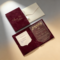 Set Undangan Pernikahan Folio Hardcover Beludru Biru Dongker Mewah Custom, dengan Emboss Foil Emas dan Akrilik, Termasuk Amplop